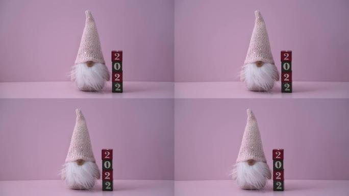 安塔克劳斯娃娃与圣诞树和2022年概念块和文本板，新年快乐和圣诞快乐