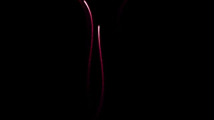 顶级视频的黑色背景上的粉红色豪华闪闪发光的星粉踪迹