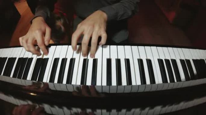 这个学生正在学习弹钢琴。一个男人用两只手在教室里弹一架漂亮的钢琴。用广角相机拍摄。鱼眼。
