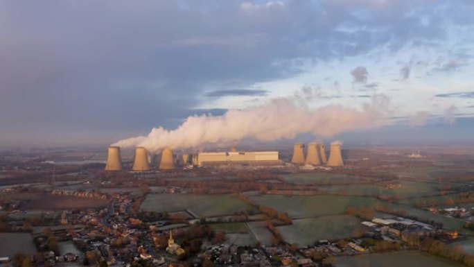 冬季日出的大型燃煤电站的4k航拍画面