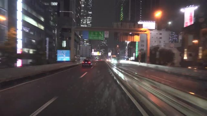 雨夜在高速公路上开车。挡风玻璃上的水滴