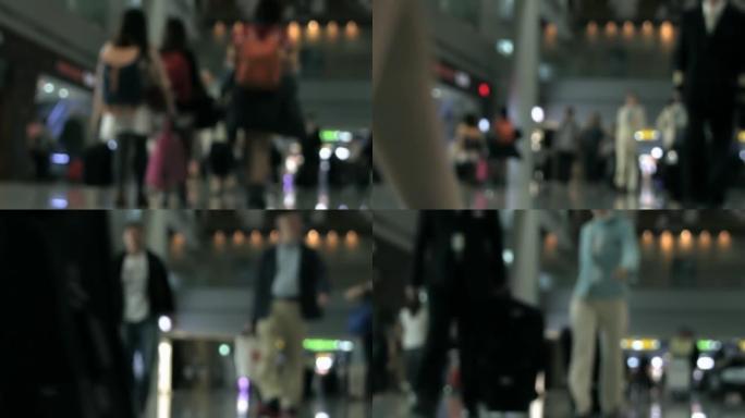 人们在韩国首尔仁川国际机场散步