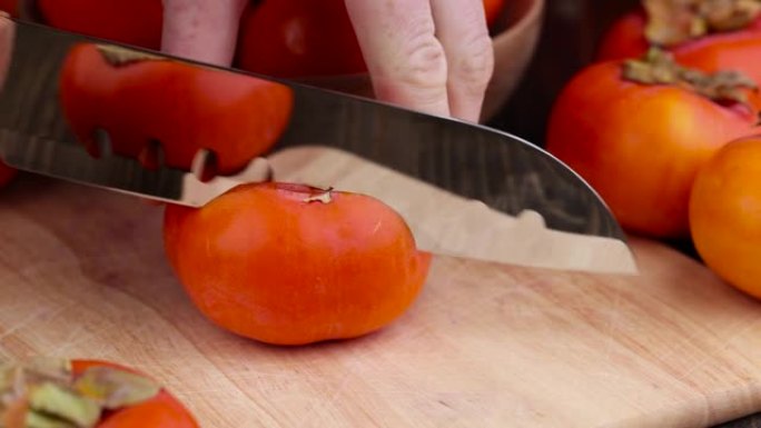 切成块成熟的橙色柿子