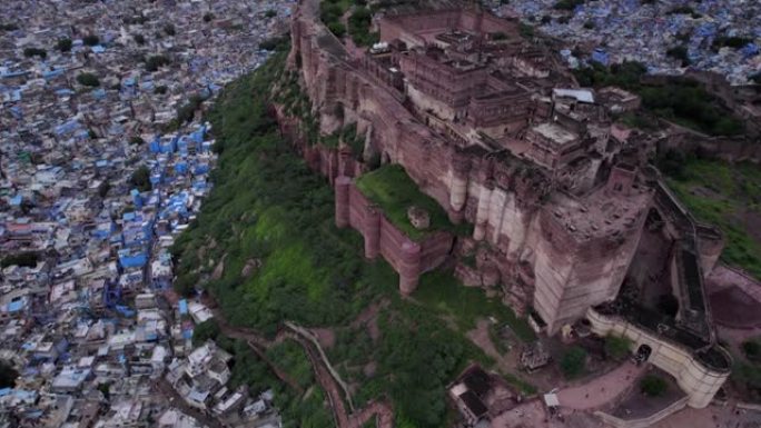 Mehrangarh堡垒的鸟瞰图被著名的拉贾斯坦邦蓝色城市焦特布尔包围。多莉前进