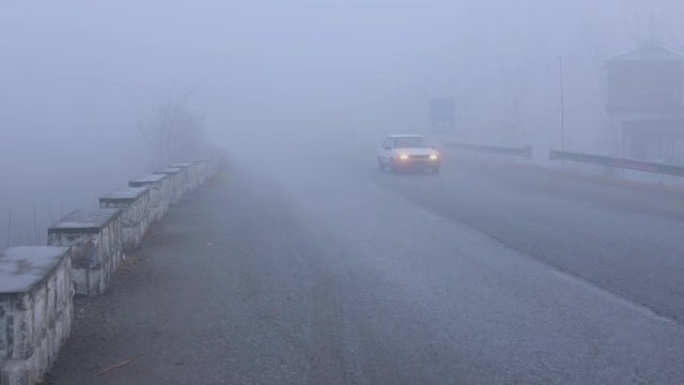大雾中道路上的车辆