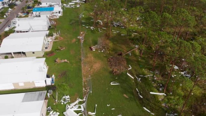 4k无人机视频显示佛罗里达州北港被飓风伊恩摧毁的房屋中的森林碎片-18