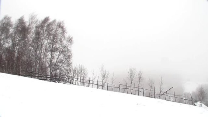 风吹雪在牧场边缘被木栅栏和铁丝包围的地面上66