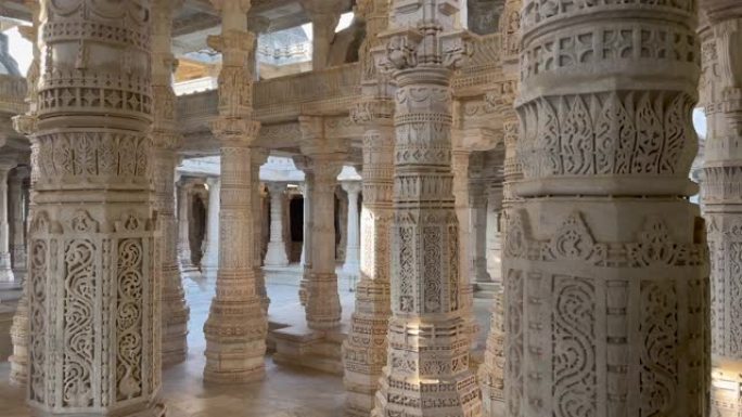 拉纳克布尔的耆那教寺庙的柱子