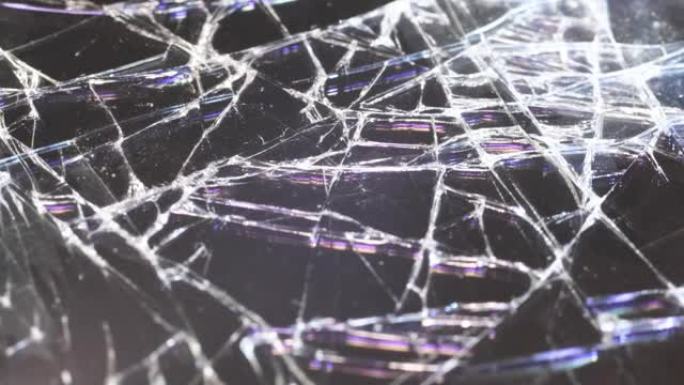 智能手机上碎玻璃的微距拍摄视频。玻璃上有许多裂缝。