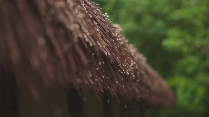 雨滴落在屋顶上的选择性聚焦