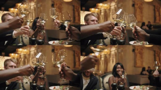 餐厅敬酒和碰杯香槟，特写镜头，多民族用餐