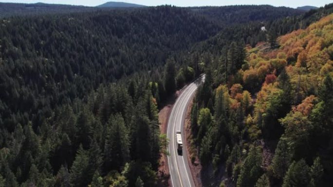 一辆卡车在加利福尼亚州伯尼山附近的高速公路上坡行驶的无人机视图