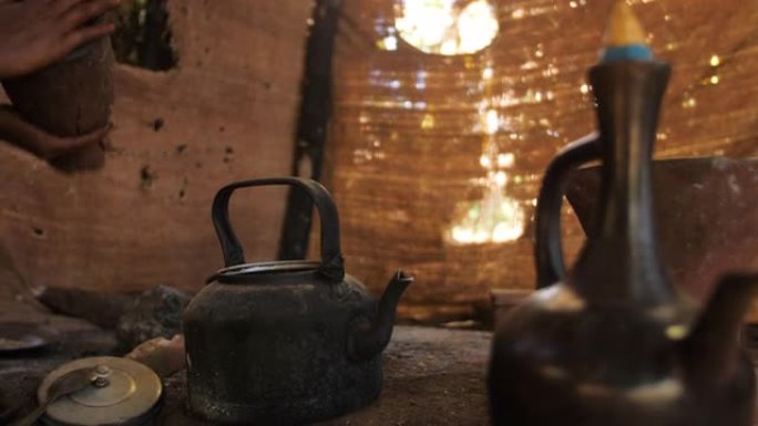 埃塞俄比亚，一名妇女把咖啡粉放进一个典型的咖啡壶里煮咖啡