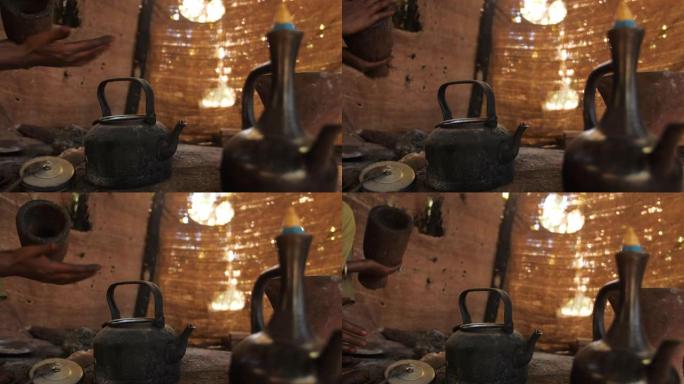 埃塞俄比亚，一名妇女把咖啡粉放进一个典型的咖啡壶里煮咖啡