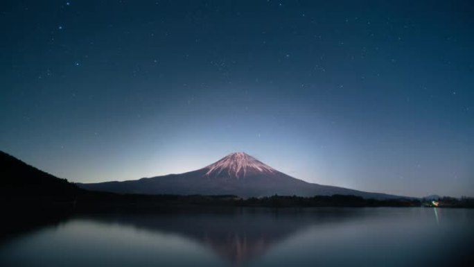 塔努基湖上的富士山，星光灿烂的夜晚，2022年12月31日