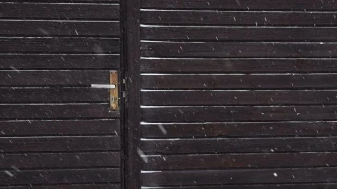 爱沙尼亚冬季房屋外的黑门