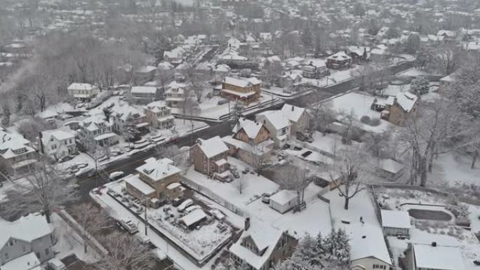 在美国严冬期间，在严冬条件下降雪期间，新泽西州一个美国小镇的鸟瞰图。
