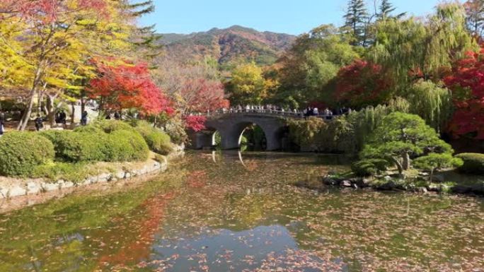 韩国庆州: 东汉山山坡上著名的佛寺建筑群，秋天色彩的树木-东亚景观