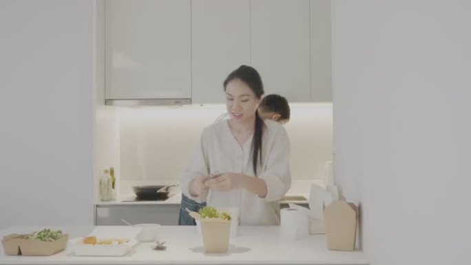 女人正在家里准备素食晚餐，