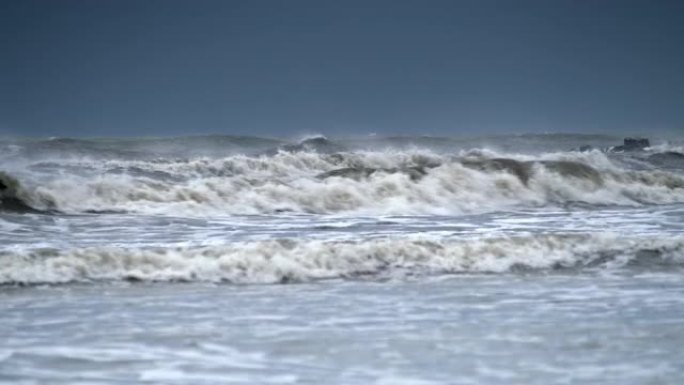 在暴风雨的日子里，LD海浪冲向海滩