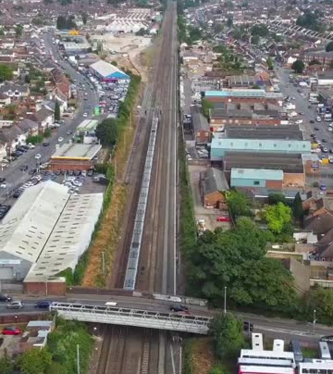 英国铁路列车在铁轨上的高角度镜头，