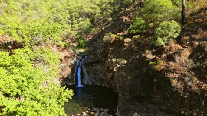 托帕拉尔瀑布高山流水绿水青山