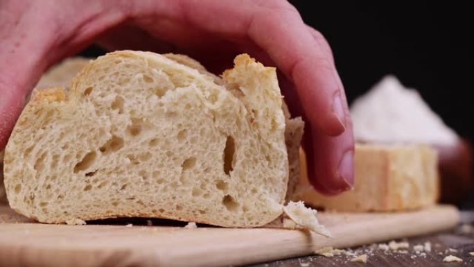 取小麦粉制成的新鲜软面包