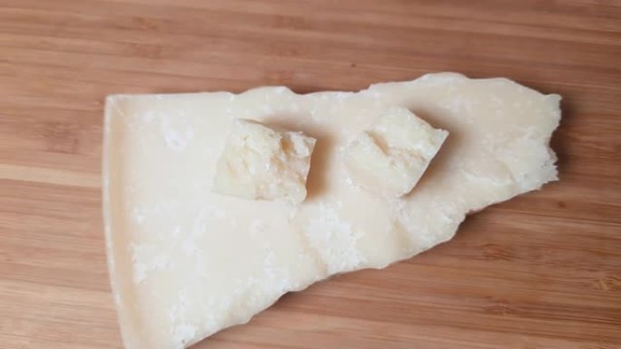 木质表面上的硬奶酪块的俯视图