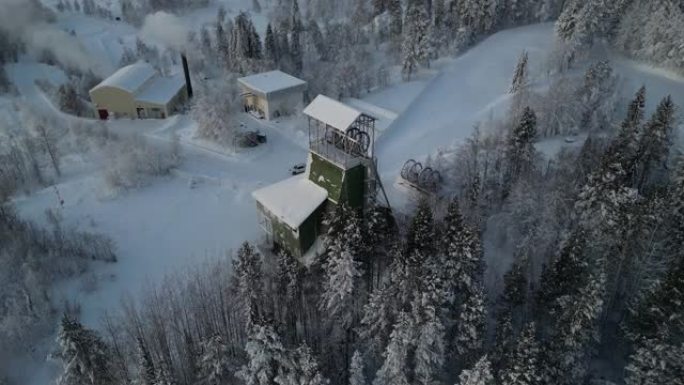 在森林的乡村中，白色积雪覆盖的狩猎小屋的无人机镜头