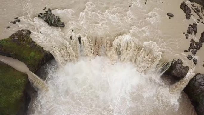 冰岛戈达福斯瀑布的4k空中无人机镜头。