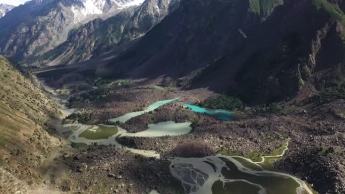 巴基斯坦Naltar山谷山区绿松石色水的电影无人机拍摄，揭示了山区景观的空中拍摄