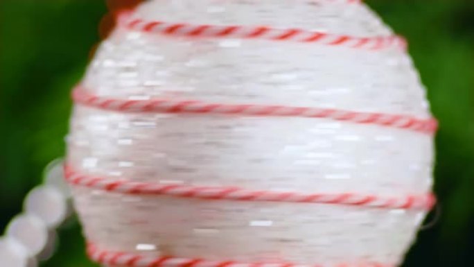 宏观软白球旋转装饰圣诞树与玩具视频背景