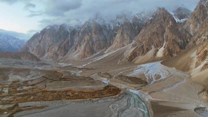 秋天，沿着喀喇昆仑山公路，喜马拉雅山喀喇昆仑山脉的hunza河的风景鸟瞰图。巴基斯坦北部