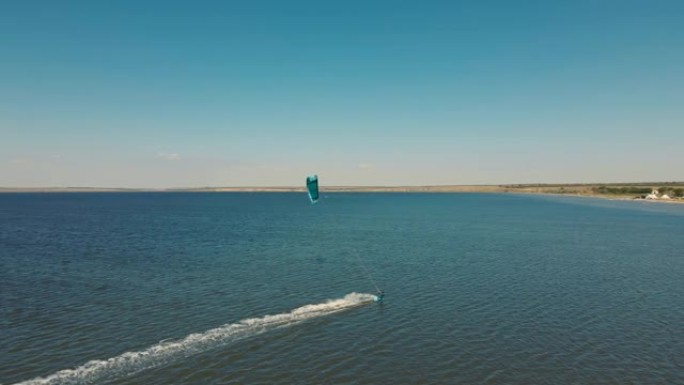 鸟瞰图慢动作活跃的男子风筝冲浪和帆板在美丽的日落，积极的生活方式极限运动概念。乌克兰，米科拉伊夫州。