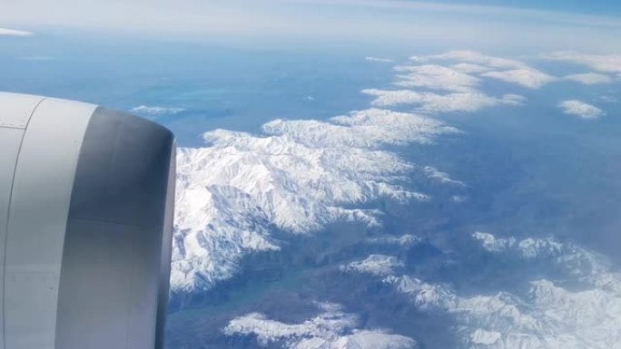 从飞机上看到的雪山的大气拍摄 -- 非常适合壁纸