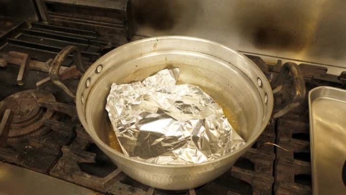 用味噌煮沸生产鲭鱼的烹饪。
