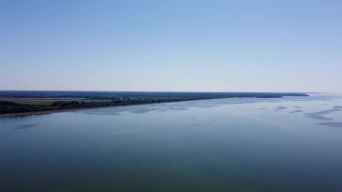 河流和河上岛屿的无人机镜头。河上的飞行，河中的一个岛和河岸的海滩