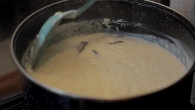 用勺子移动自制锅里的米饭布丁