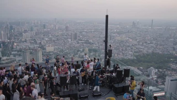 一群游客从日落时分从高处观看泰国曼谷的城市景观天际线