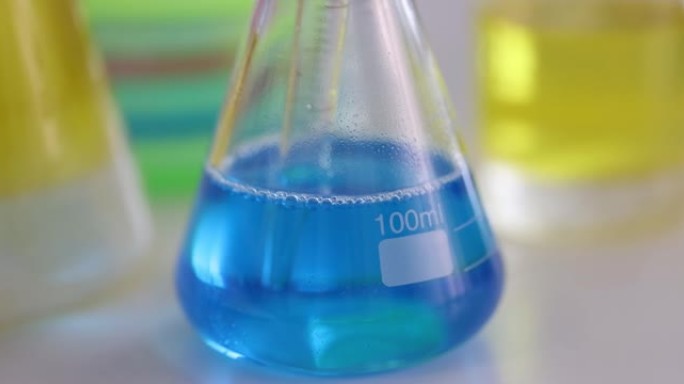 蓝色液体样品取自带移液管的烧瓶