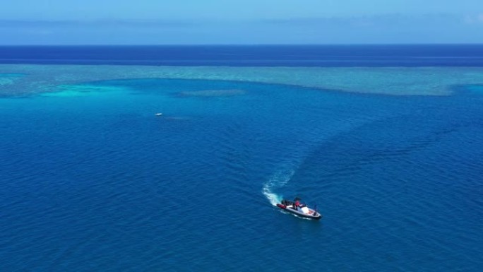 在大堡礁停泊在稀有，原始，清澈的海水潜水条件和光滑的海洋中的船的空中平底锅