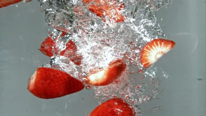 草莓陷入漩涡。拍摄的是1000 fps的慢动作。