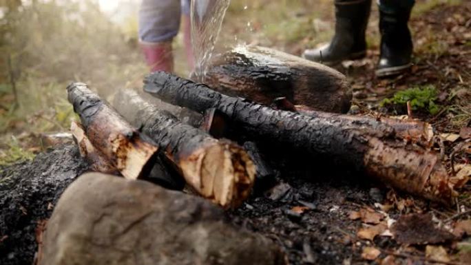 在挪威森林中，灭火水被倒在火上的慢动作