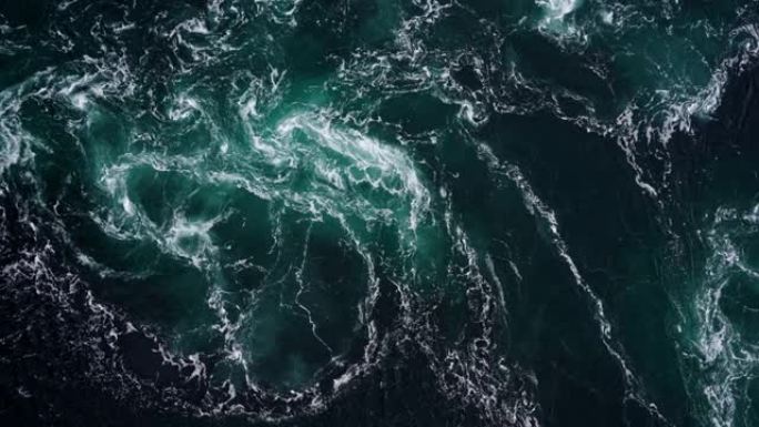 峡湾中抽象水流，急流和漩涡的镜头。挪威盐渍