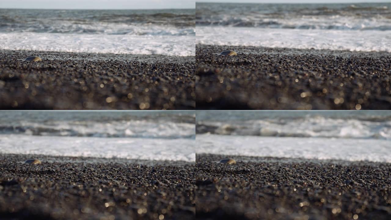 黑滩上的鹅卵石与潮汐