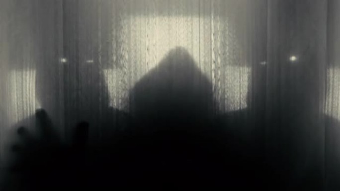 三个人戴着头巾的剪影，透明的窗帘后面有发光的眼睛，抬起头，伸出手。恶魔、超自然、鬼魂的概念。4k视频
