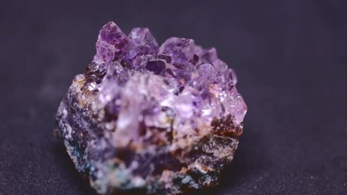 黑色背景上来自巴西的矿物紫色紫水晶