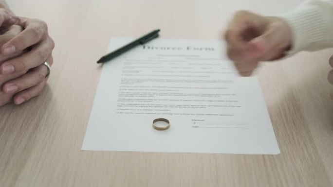 夫妻在同意签署离婚证后感到压力很大。有家庭问题、离婚或争吵或冲突的恋人的概念