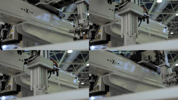 自动机械臂机械手移动红色塑料饼干切割机