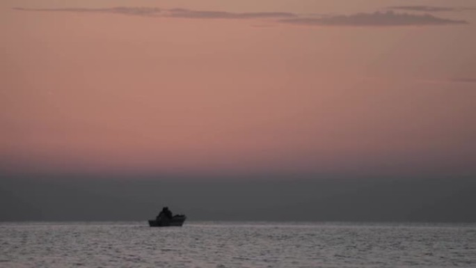 清晨乘船出海捕鱼的渔民